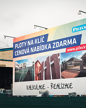 Montáž reklamního banneru a ukázka hotové venkovní reklamy na billboardu