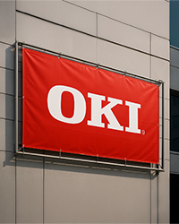 Venkovní reklamní banner OKI instalovaný na budově