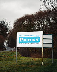 Venkovní billboard Pilecký u silnice s textem výroba, distribuce, montáž